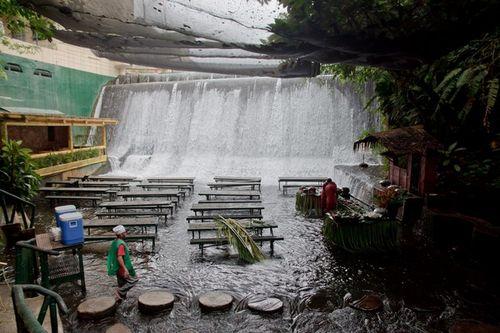 Ресторан у подножия водопада