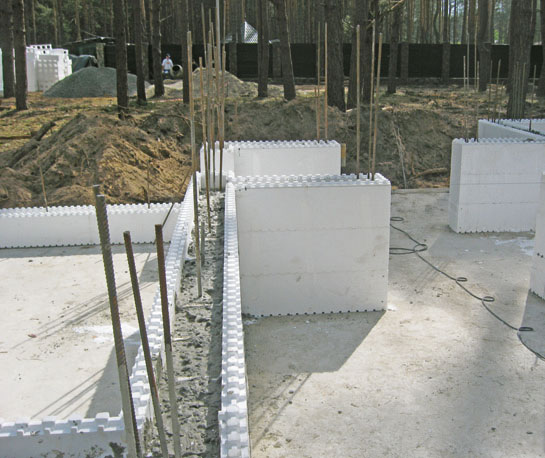 Блоки заполняются бетоном и арматурой, обра- зующим монолитную железобетонную стену (Фото: ВАЛЬКИРИЯ)