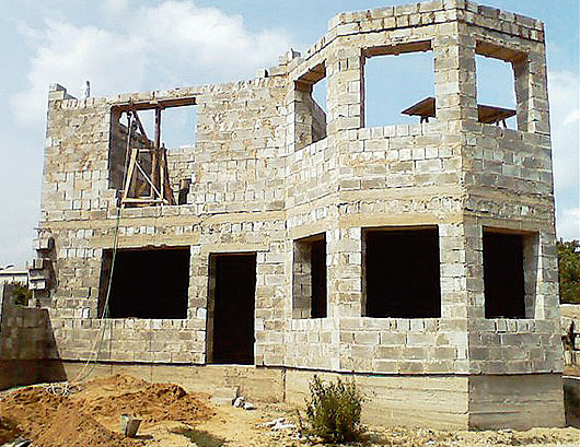 Большие размеры блоков позволяют возвести стены за строительный сезон (Фото: архив АСС-Медиа)