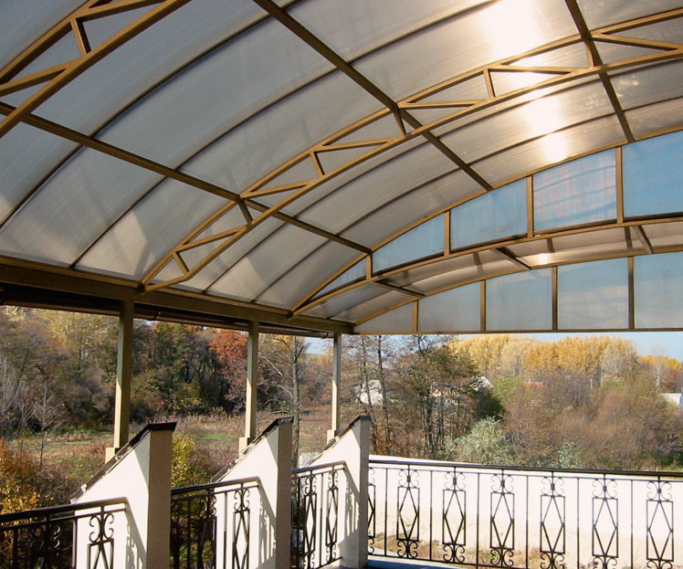 Под такой стеклянной крышей можно устроить даже террасу (Фото: ВИШНЕВЫЙ САД ПЛЮС)