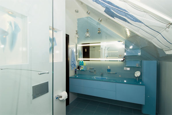 Доминирование бело-голубых оттенков в ванной подчеркивает тему воды