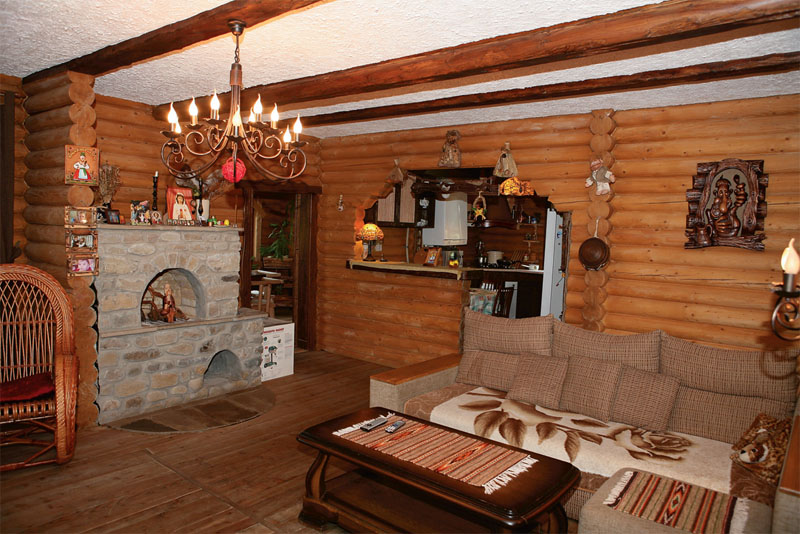Интерьер деревянного дома из бревна внутри фото с печкой