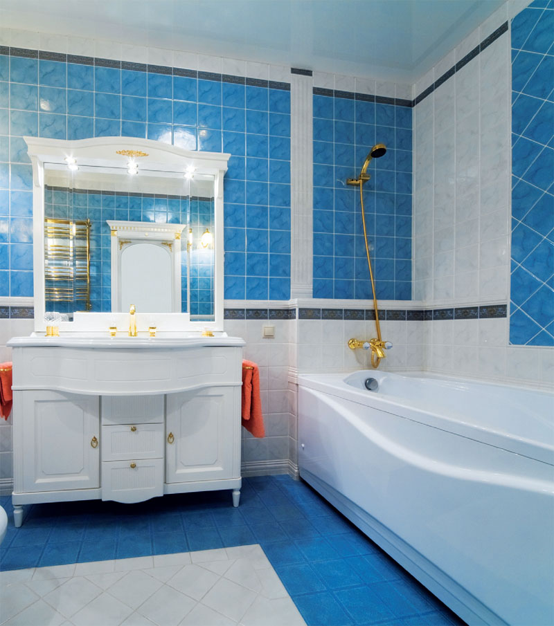 Синий цвет в ванной
