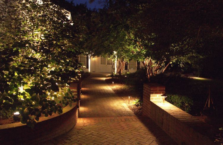Чем лучше осветить садовый участок и как это правильно сделать?
