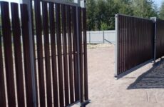 Московские заборы из металлического штакетника и профнастила