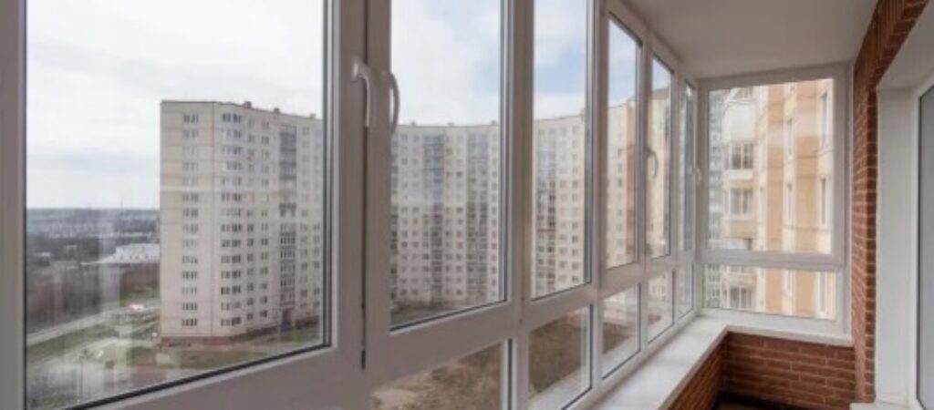 Как выбрать остекление для балкона в Москве: виды, материалы и этапы монтажа