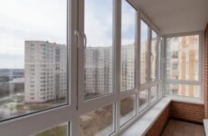 Как выбрать остекление для балкона в Москве: виды, материалы и этапы монтажа
